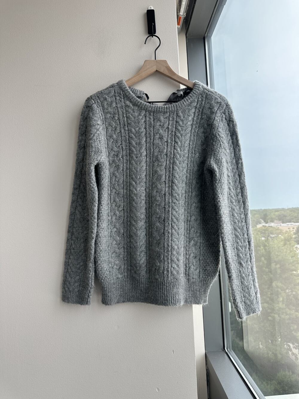 Zara Cable Knit Crewneck Keyhole Tie Bow Back Gray Sweater Sz M